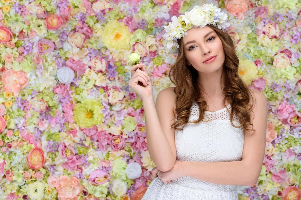 bela jovem mulher em coroa floral com flor rosa broto
 - Foto, Imagem