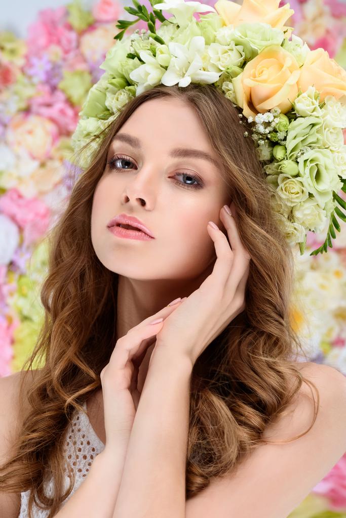 portrait en gros plan d'une jeune femme sensuelle en couronne florale
 - Photo, image