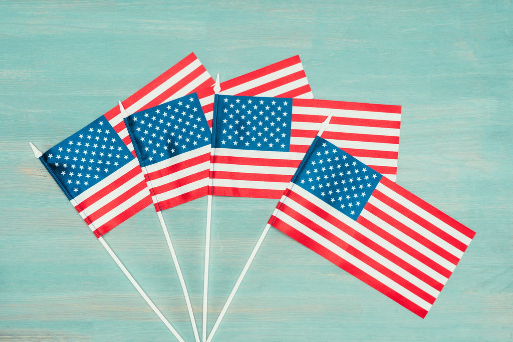 plano con las banderas americanas arregladas en la superficie azul de madera, concepto del día de presidentes
 - Foto, imagen