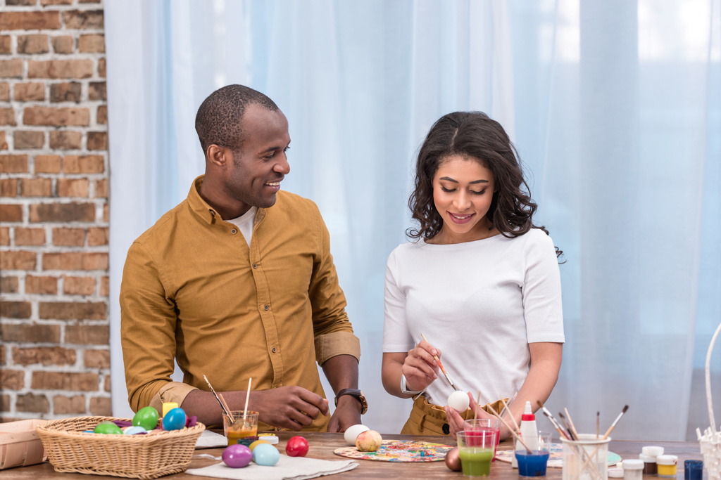 Afrikkalainen amerikkalainen pari maalaus pääsiäismunia
 - Valokuva, kuva