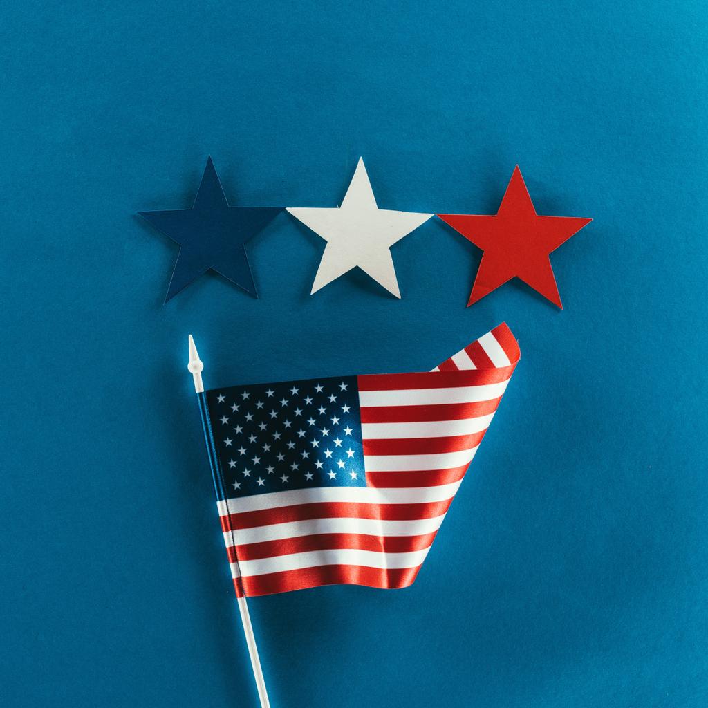 vista de perto de estrelas e bandeira americana isolada em azul, conceito dia presidentes
 - Foto, Imagem