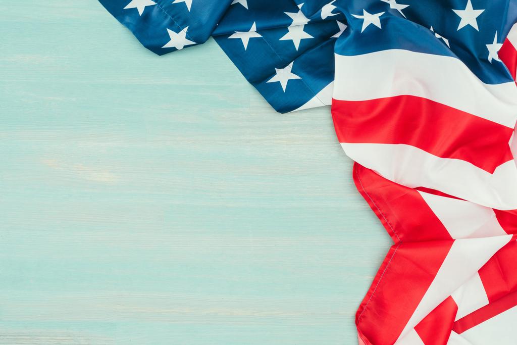 zblízka pohled složený americké vlajky na modré dřevěné stolní, prezidenti den konceptu - Fotografie, Obrázek