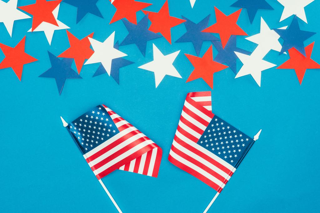 felülnézet rendezett csillagok és amerikai zászlók, juharfalevél elszigetelt kék, elnökök napja ünnep fogalma - Fotó, kép