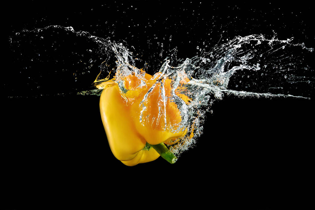 Paprika in Wasser mit Spritzer - Foto, Bild