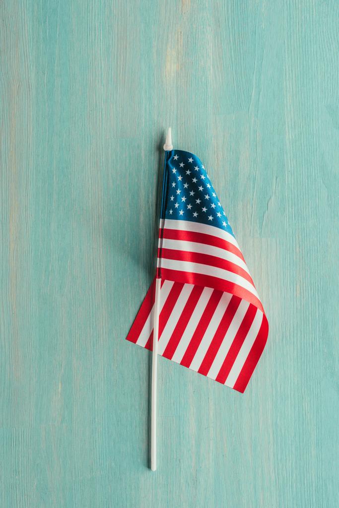 felülnézete amerikai zászló kék fa felület, elnökök nap koncepció - Fotó, kép