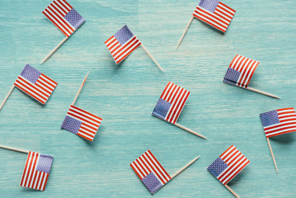 görücü usulü Amerikan bayrakları üstten görünüm mavi ahşap yüzey, cumhurbaşkanları kavramı - Fotoğraf, Görsel