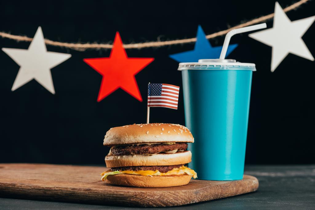 zblízka pohled burger s americkou vlajkou a sodu nápoj, prezidenti den oslav koncept - Fotografie, Obrázek