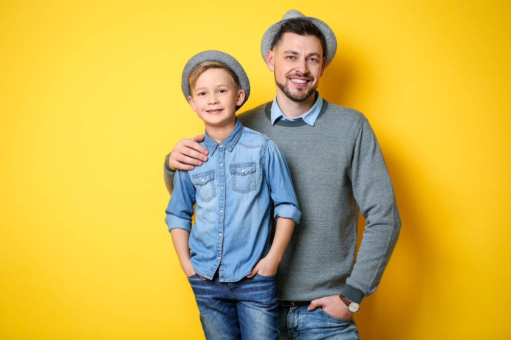 Стильний батько і син на кольоровому фоні
 - Фото, зображення