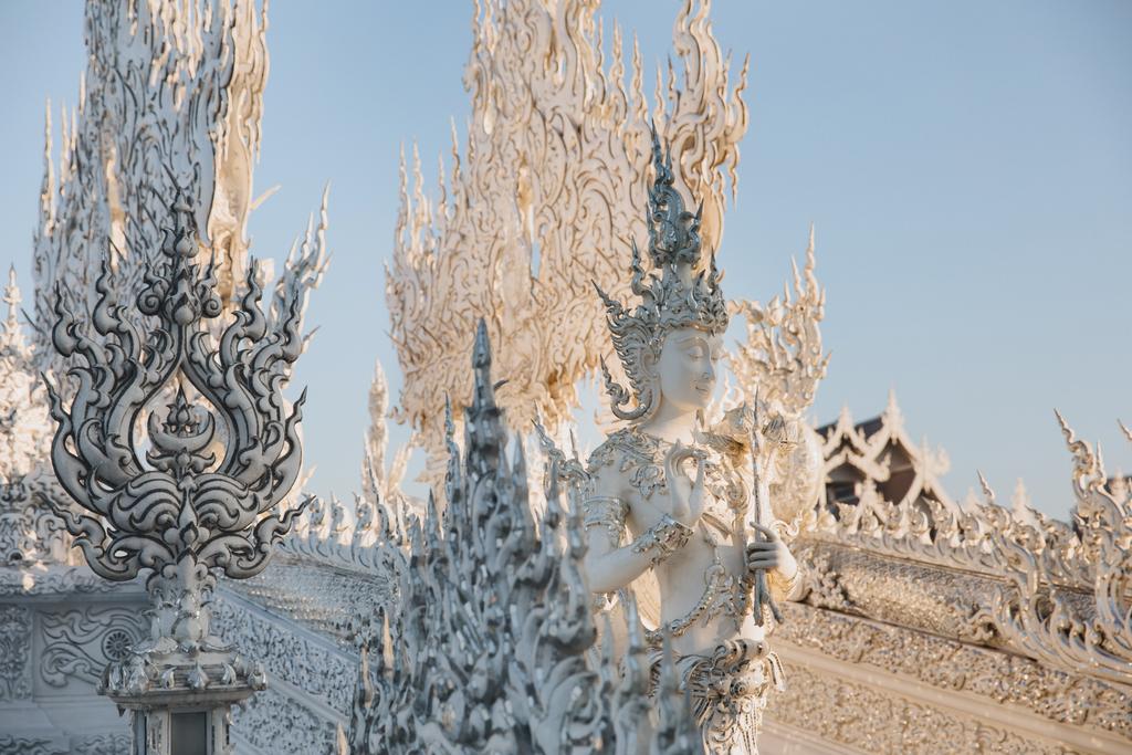 güzel dekoratif heykel ve heykel Wat Rong Khun beyaz Tapınağı, Chiang Rai, Tayland - Fotoğraf, Görsel