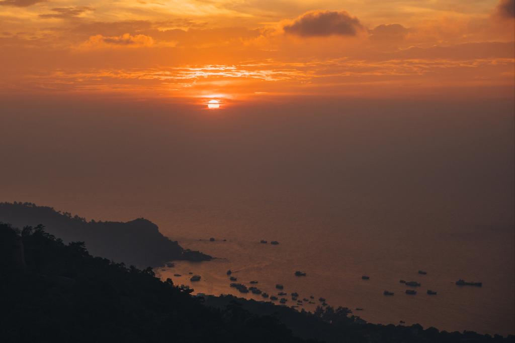 krásná malebná krajina s krajina při západu slunce, ostrov Ko Tao, Thajsko  - Fotografie, Obrázek