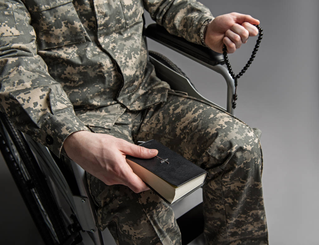 Vammaiset sotilaat veteraani rukoilee
 - Valokuva, kuva