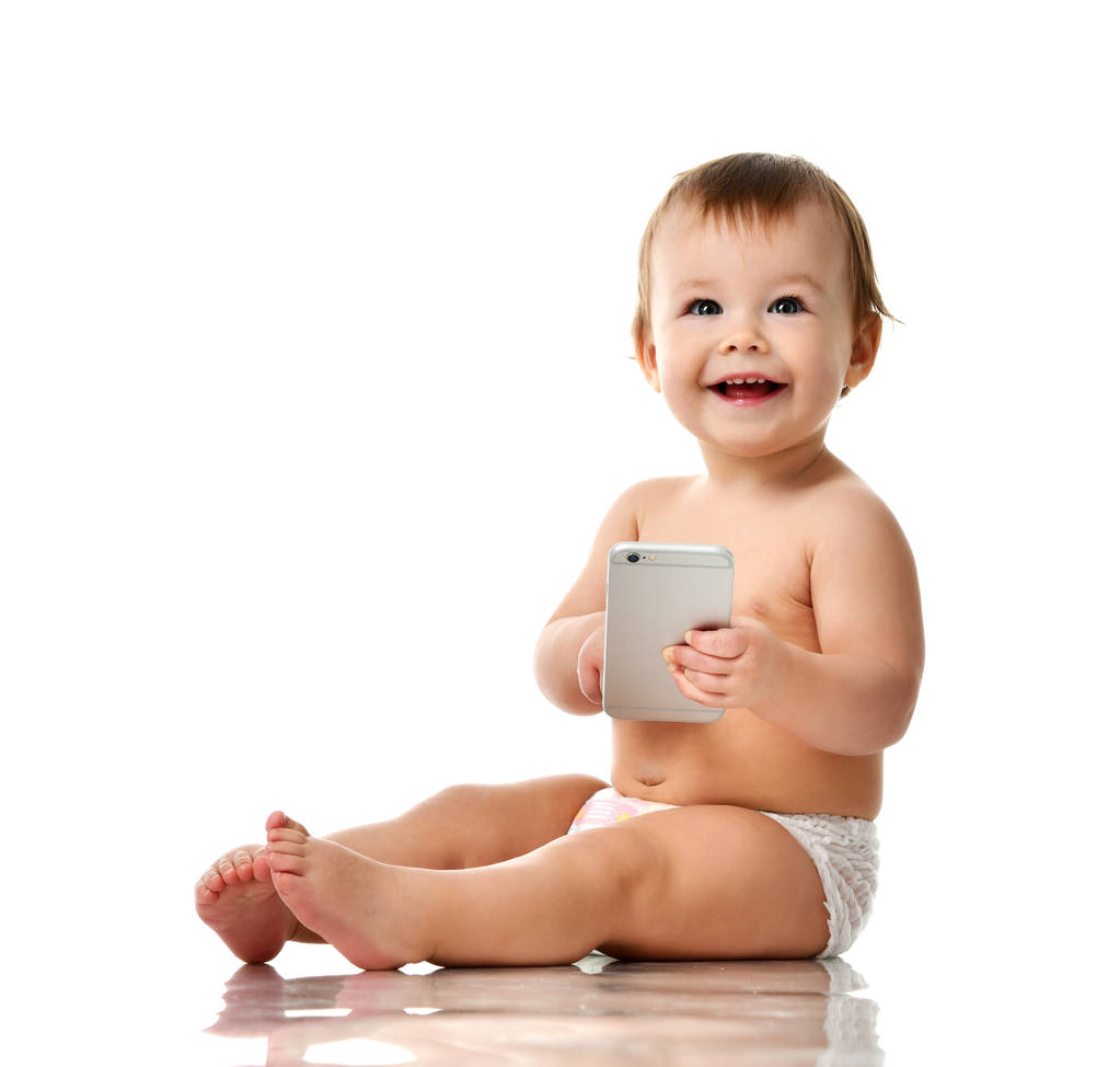 Säugling Kind Baby Mädchen Kleinkind spielt mit Handy glücklich lächelnd - Foto, Bild