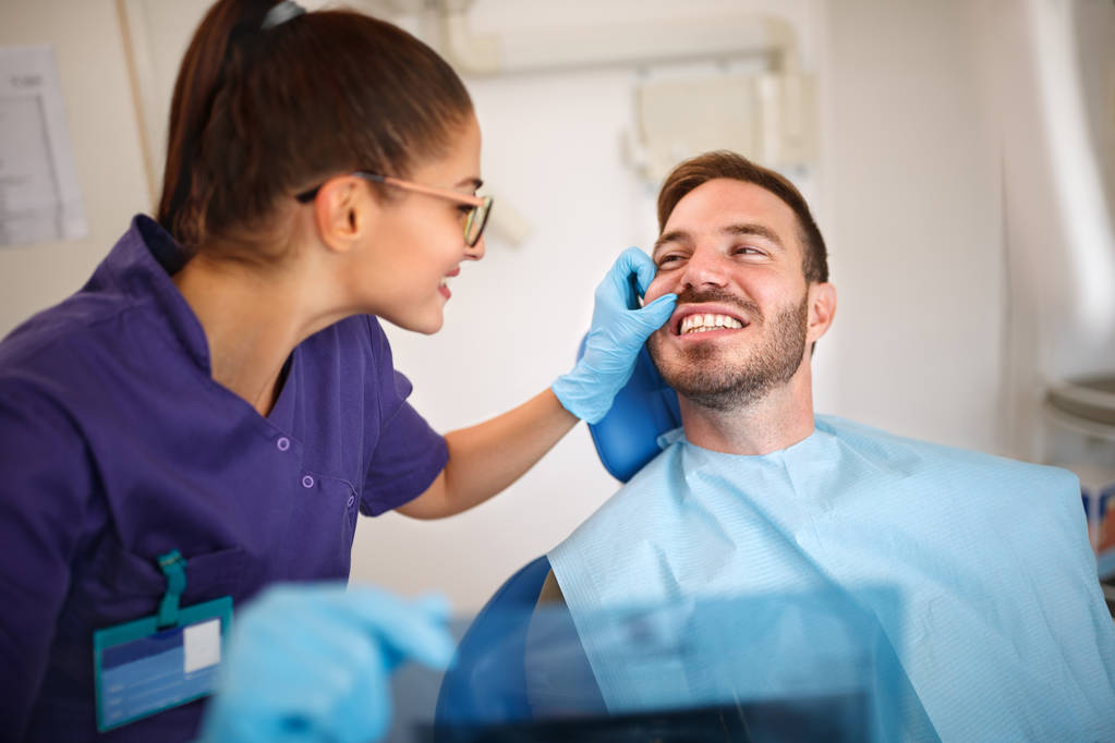歯医者探している患者の歯 - 写真・画像