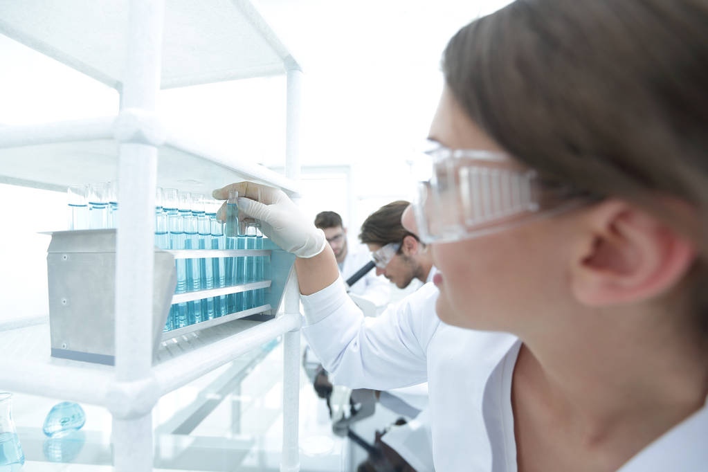 junge Frau mit Reagenzgläsern im Labor - Foto, Bild