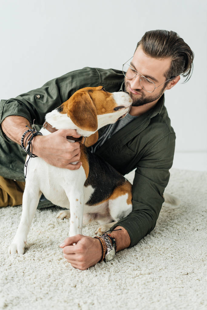 όμορφος άνδρας φιλιά χαριτωμένο beagle - Φωτογραφία, εικόνα