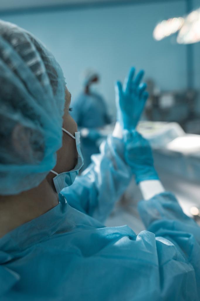 обрезанное изображение врача в медицинских перчатках
  - Фото, изображение