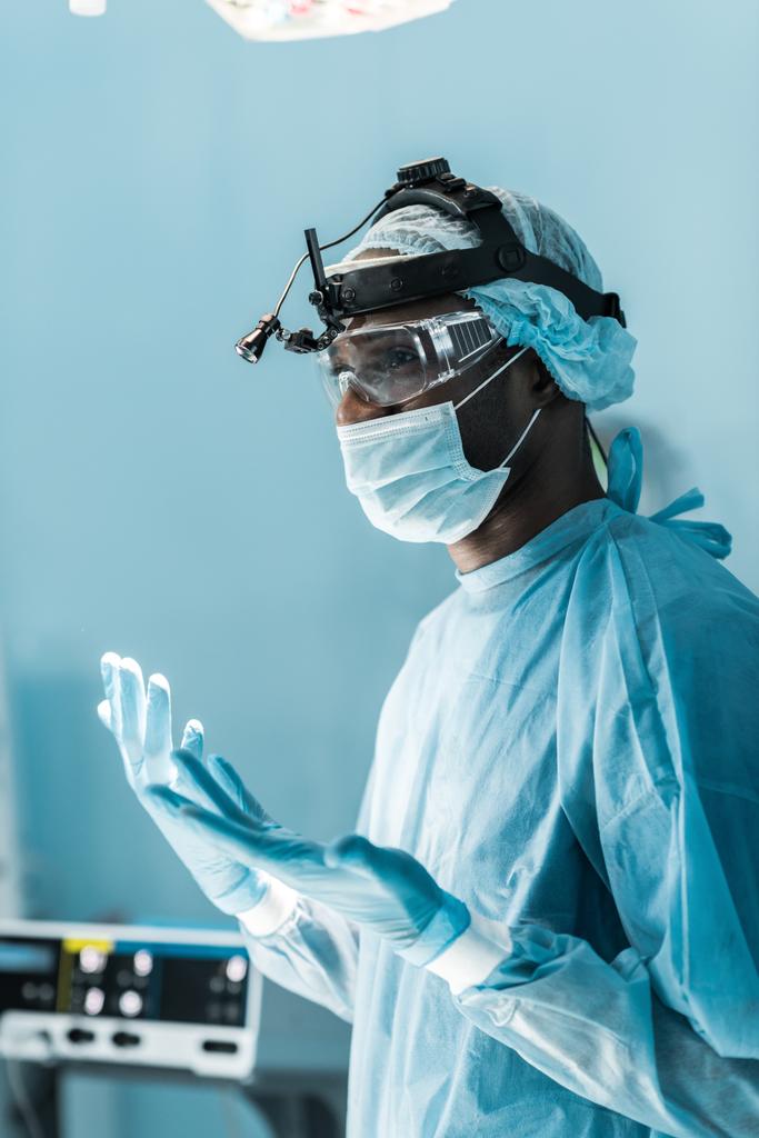 アフリカ系アメリカ人外科医が手術室で医療用手袋の側面図 - 写真・画像