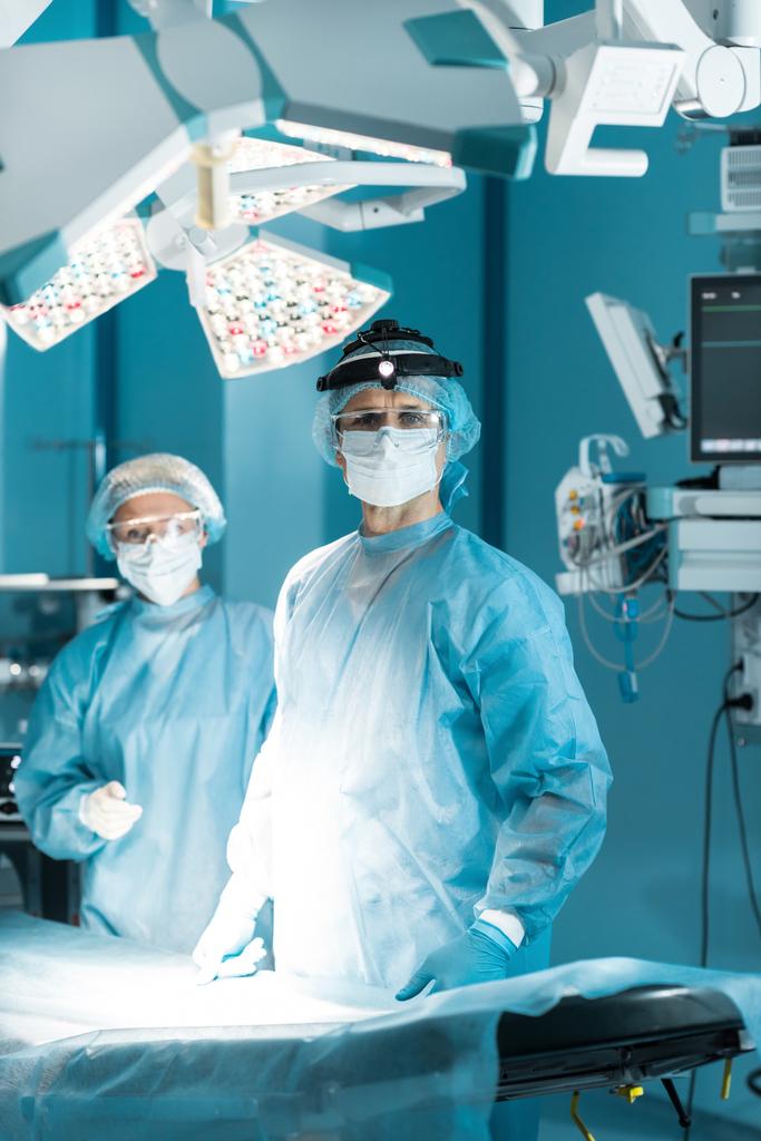 chirurgów w medycznych maska patrząc na kamery - Zdjęcie, obraz