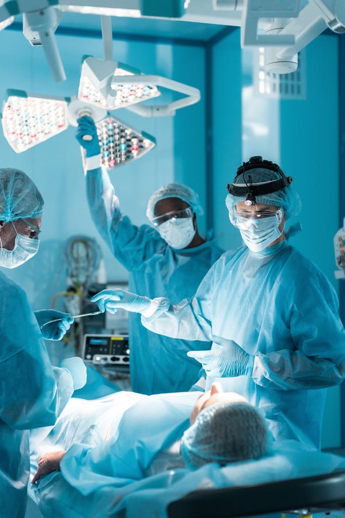 мультиетнічні хірурги, що працюють на пацієнта
 - Фото, зображення