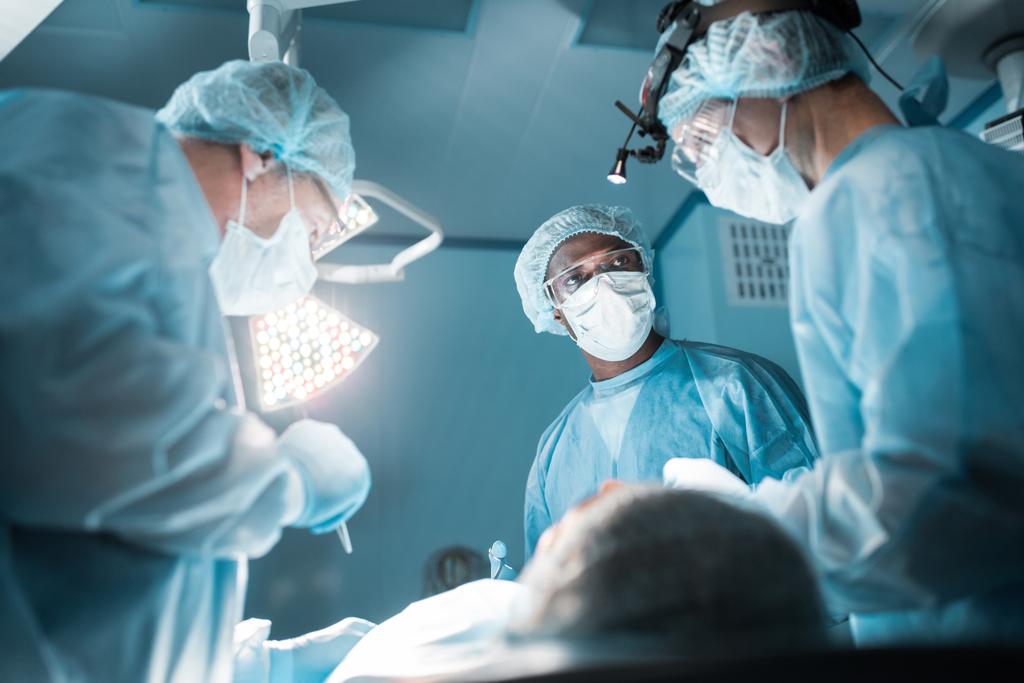 多文化共生の外科医が手術室で患者を営業の底面図 ロイヤリティフリー写真 画像素材