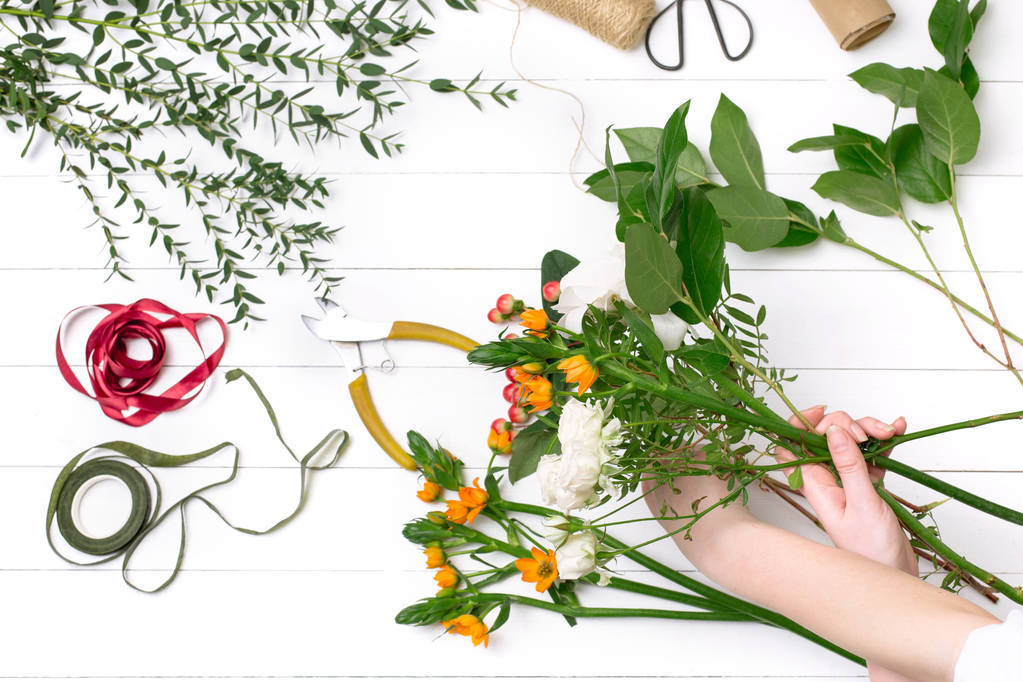 花屋で美しい花束を作る女性 - 写真・画像