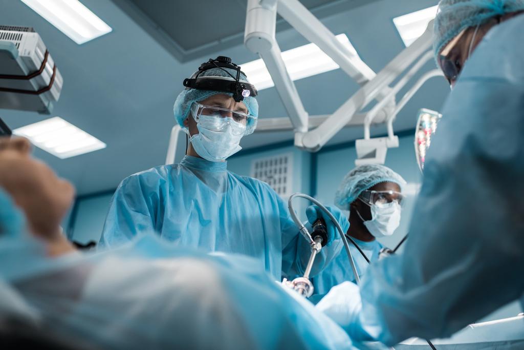 chirurgiens multiethniques opérant patiente
 - Photo, image