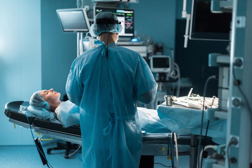 Powrót widzenia pacjenta pracy chirurga w sali operacyjnej - Zdjęcie, obraz