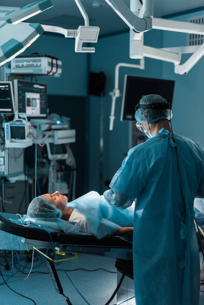 Chirurg operiert Patientin im Operationssaal - Foto, Bild