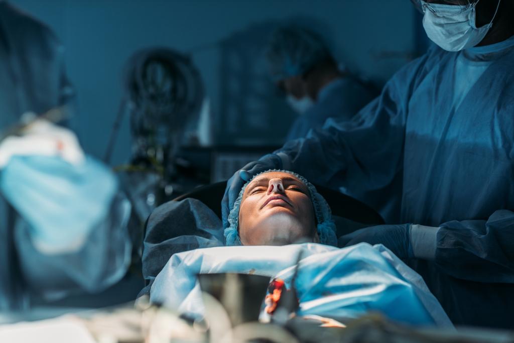 пациентка на операции в операционной
 - Фото, изображение