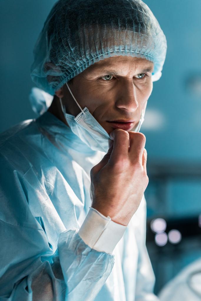 arts medische masker verwijderen in operatie kamer - Foto, afbeelding