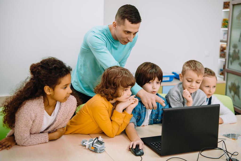 Kleine Kinder arbeiten mit Lehrer an Programmierkurs - Foto, Bild