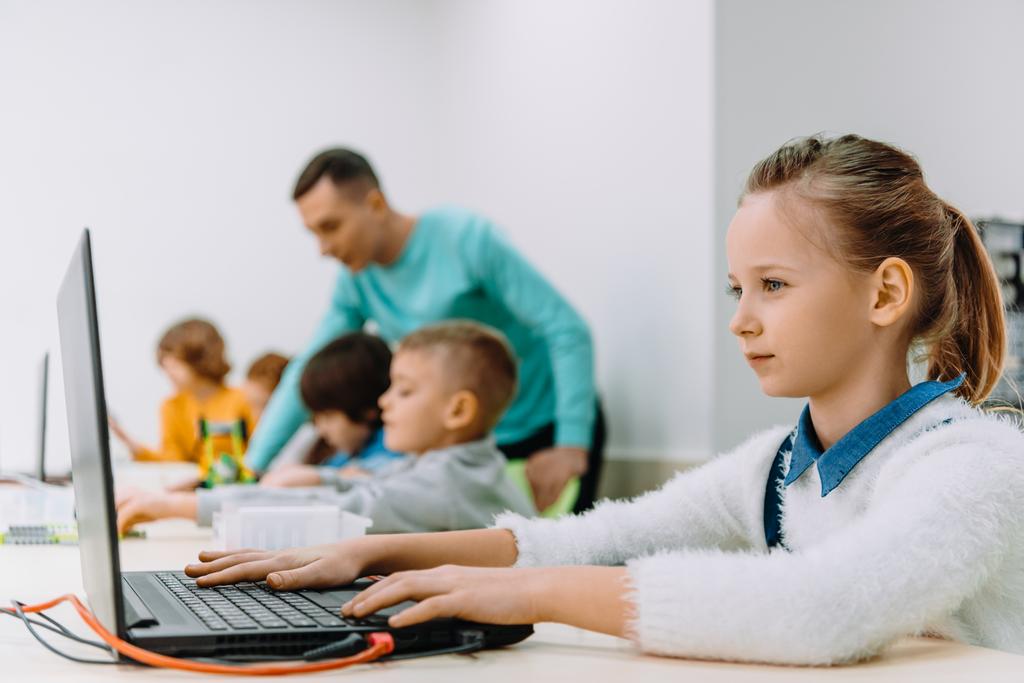 όμορφη μαθήτρια που εργάζονται με φορητό υπολογιστή στην τάξη, έννοια εκπαίδευσής στελέχους - Φωτογραφία, εικόνα