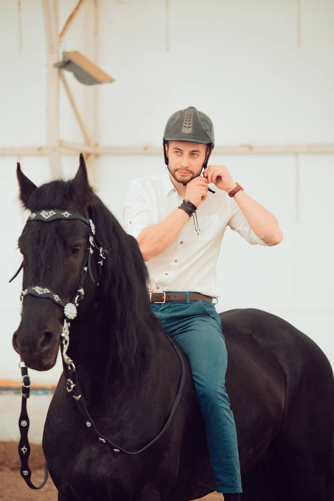 homem em uma camisa montando em um cavalo marrom
 - Foto, Imagem