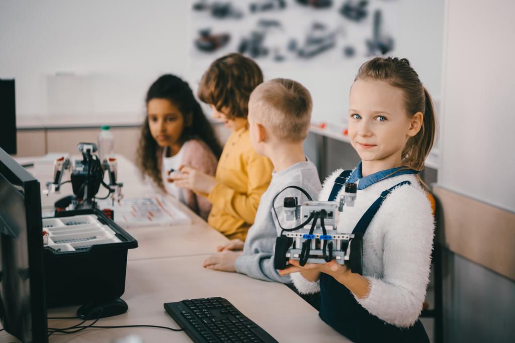 niños pequeños con robots en la clase de educación del tallo
 - Foto, imagen