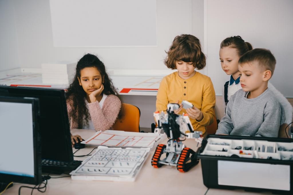 incentrato teenager bambini che costruiscono robot fai da te a classe macchinari
 - Foto, immagini