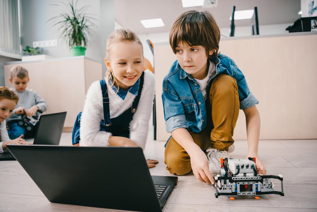 Kinder programmieren Roboter auf dem Boden im Maschinenkurs - Foto, Bild