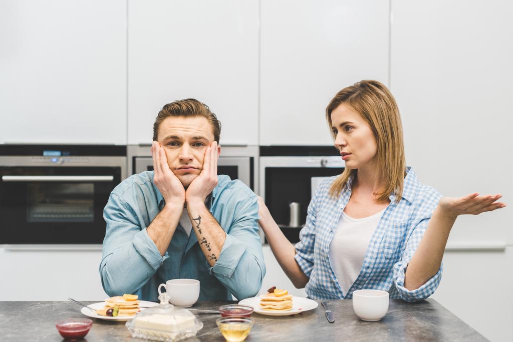 портрет пары, ссорящейся за завтраком дома
 - Фото, изображение