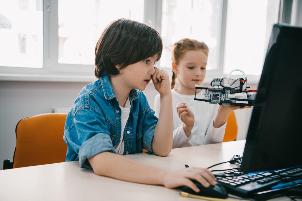 kinderen programmeren robots samen stam onderwijs concept - Foto, afbeelding