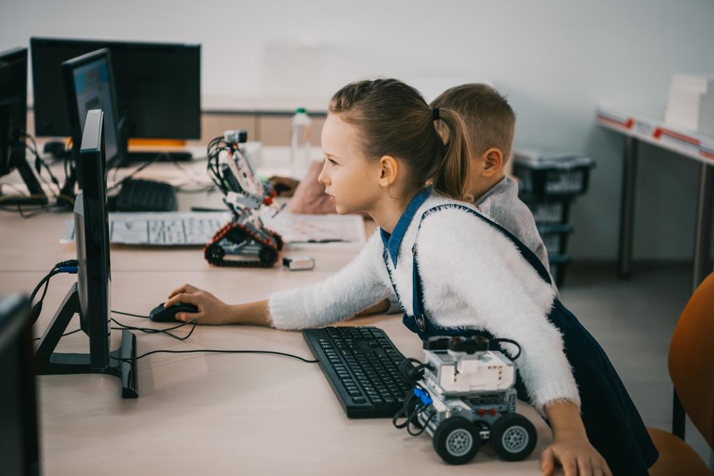 geconcentreerde tiener kind programmering robot op klasse, stam onderwijs concept - Foto, afbeelding