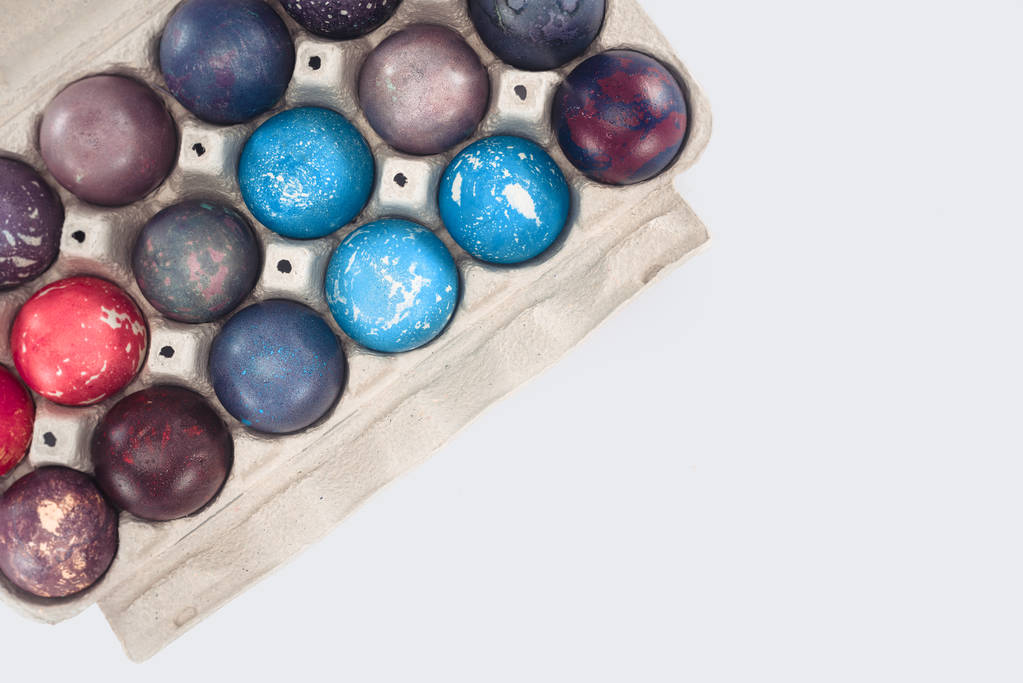 vista superior de ovos de páscoa em bandeja, isolado em branco
 - Foto, Imagem