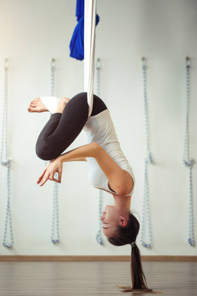pose de lótus em aero ioga anti gravidade. Exercícios aéreos
 - Foto, Imagem