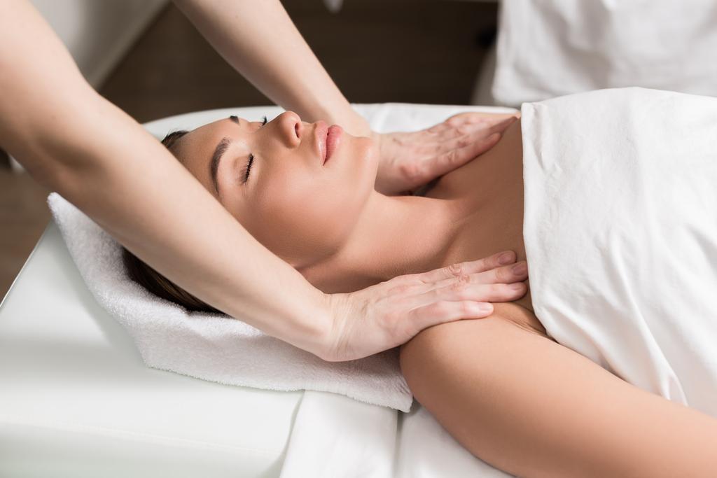 молода розслаблена жінка з закритими очима, масаж тіла в спа-салоні
            - Фото, зображення