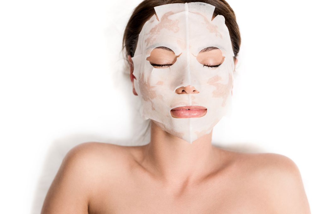 spa salonda kapalı gözlü çekici kız rahatlatıcı yüz maskesi              - Fotoğraf, Görsel