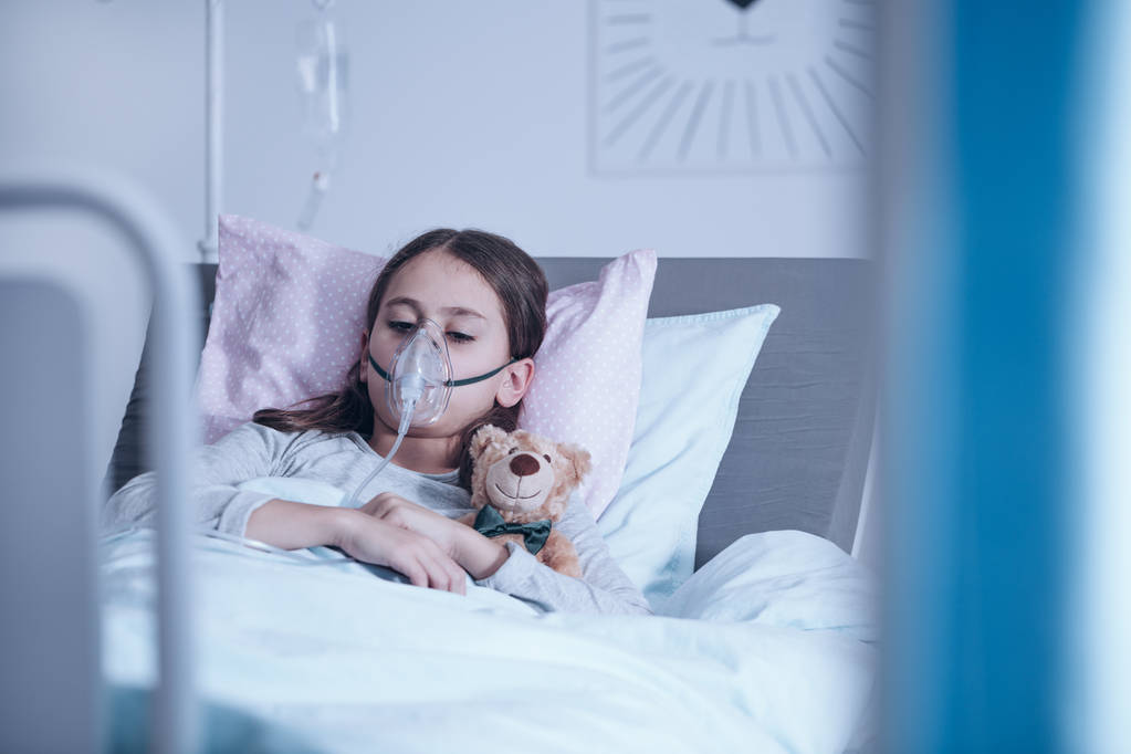 Больной ребенок в кислородной маске
 - Фото, изображение