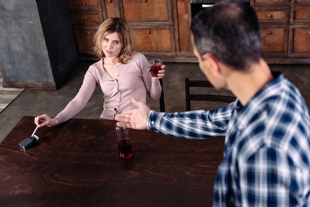 selectieve aandacht voor mens en dronken vrouw met alcohol thuis - Foto, afbeelding