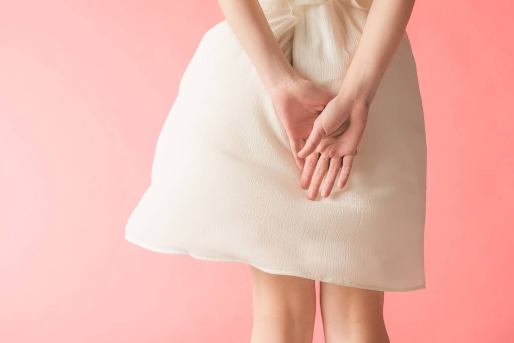 midsection άποψη της γυναίκας που θέτουν σε κομψό λευκό φόρεμα, απομονώνονται σε ροζ - Φωτογραφία, εικόνα