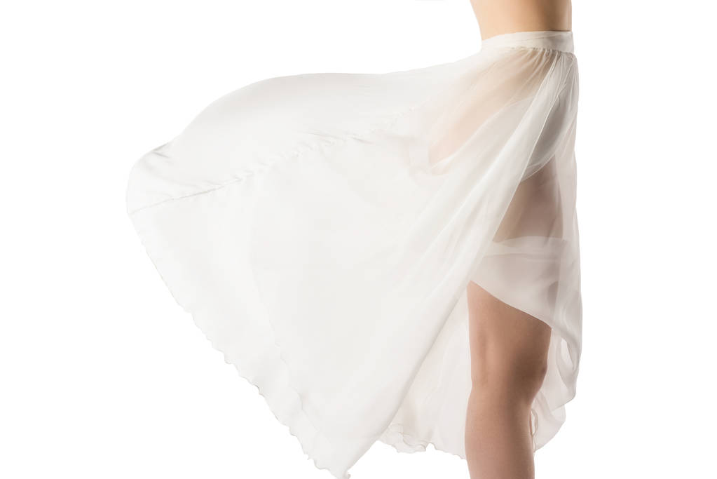 обрезанный вид обнаженной девушки в прозрачном шифонском платье, изолированные на белом
 - Фото, изображение