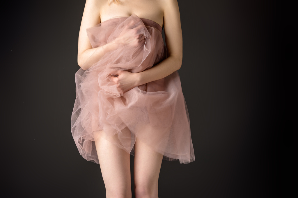 částečný pohled smyslná dívka pózuje v růžové šifonové šaty, izolované Grey - Fotografie, Obrázek