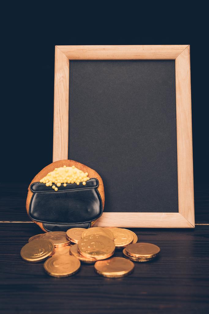prázdná deska s zlaté mince a perník, st patricks day koncept - Fotografie, Obrázek