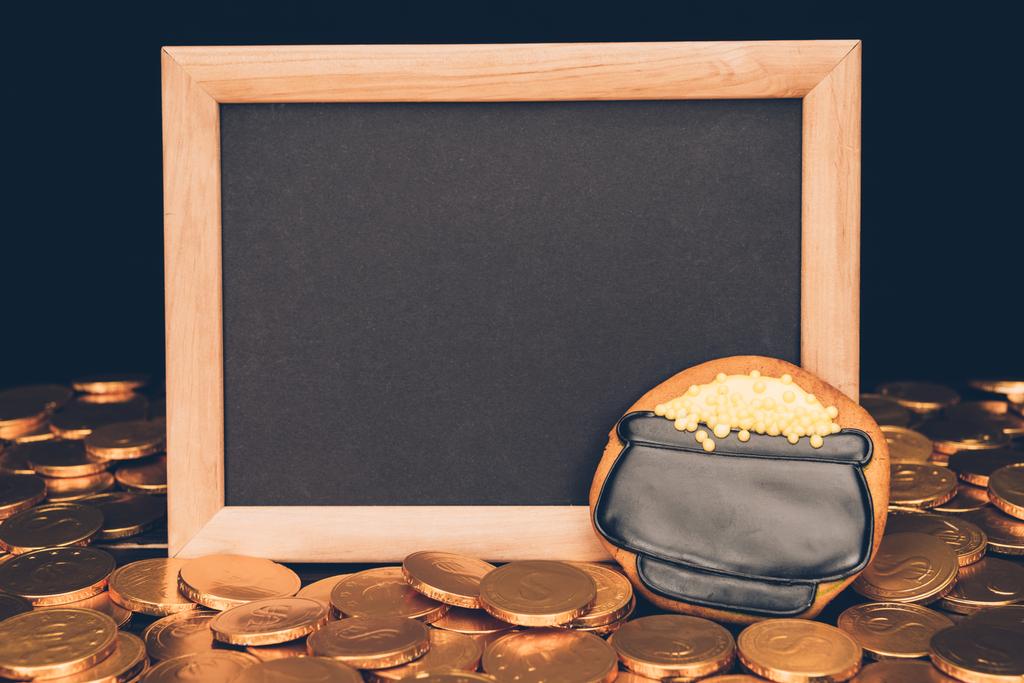 bordo vuoto con monete d'oro e biscotti glassa, concetto giorno st patricks
 - Foto, immagini